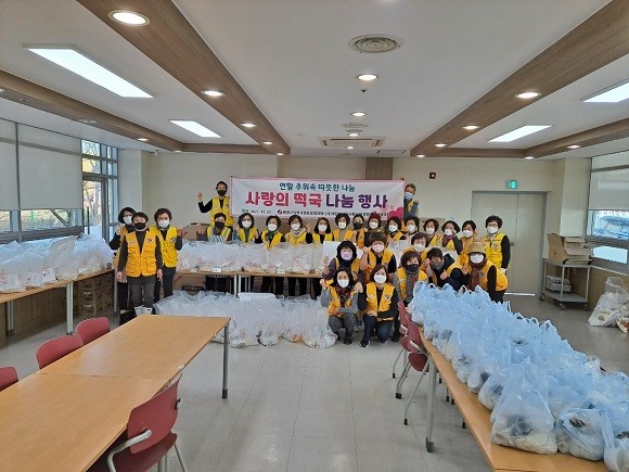 영양군 지역사회보장협의체는 대한 적십자사봉사회 영양군 지구협의회(회장 김대연)와 23일, 연말연시 따뜻한 손길이 필요한 이웃 114가구를 지원하기 위해 사랑의 떡국 나눔 행사를 펼쳤다. ⓒ 영양군
