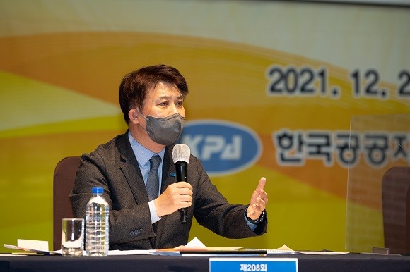 이희진 영덕군수가 '제208회 지역 정책연구포럼'에서 정책적 견해를 제언하고 있다. ⓒ 영덕군