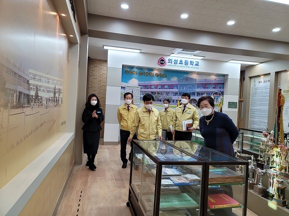 송기동 부교육감이 시설 피해 최소화를 위해 재해 취약시설 안전점검을 하고 있다. ⓒ 경북교육청