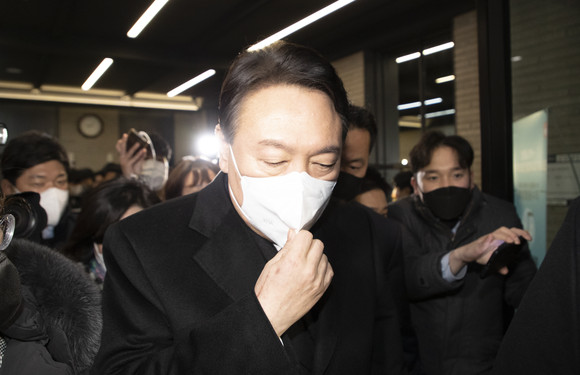 윤석열 국민의힘 대선 후보가 3일 저녁 서울 여의도 당사에서 선대위 전면 쇄신안 후속대책을 논의한 뒤 당사를 나서고 있다. ⓒ 공동취재