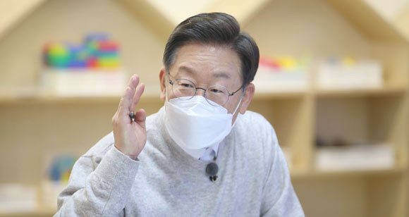 이재명 더불어민주당 대선 후보는 미성년자의 빚 대물림 방지를 위해 민법을 개정해 이를 고치겠다고 했다. ⓒ 연합뉴스