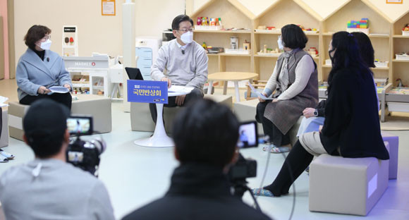 이재명 더불어민주당 대선 후보는 여성들이 차별받지 않도록 공정과 평등으로 나아갈 수 있는 제도적 지원을 아끼지 않겠다고 했다. ⓒ 연합뉴스