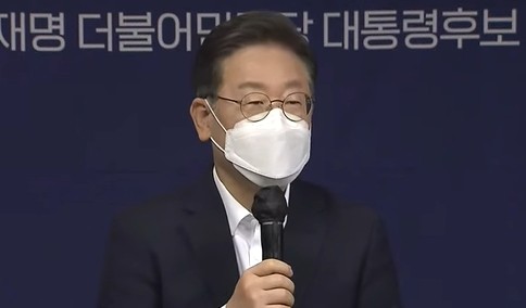 이재명 더불어민주당 대선 후보가 12일 오후 마포구 한국경영자총협회(경총) 회관에서 열린 '10대 그룹 CEO 토크' 행사에 참석해 발언하고 있다. = 실시간 방송 갈무리