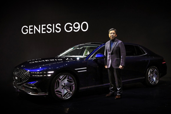 제네시스 장재훈 사장이 G90 미디어 이벤트에서 기념사진을 촬영하고 있는 모습. ⓒ 제네시스 브랜드