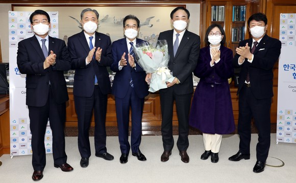 지난 11일 서울 송파구 수협중앙회 본사에서 회장단 회의를 열어 임준택 수협중앙회장을 신임 회장으로 선출했다. 왼쪽부터 최창호 산림조합중앙회장, 박차훈 새마을금고중앙회장, 이성희 농협중앙회장, 임준택 수협중앙회장, 김정희 아이쿱생협연합회장, 김윤식 신협중앙회장. ⓒ 수협중앙회