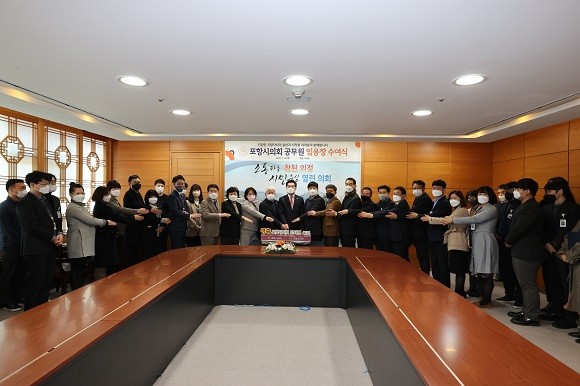 포항시의회는 13일 소회의실에서 '포항시의회 공무원 임용장 수여식'을 개최했다. ⓒ 포항시의회