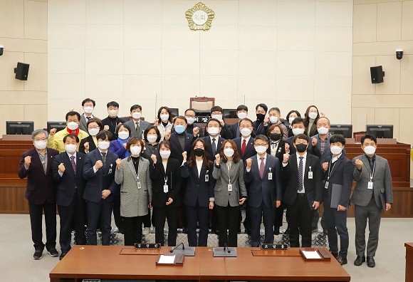 안동시의회는 13일 의회 청사 4층 본회의장에서 의회사무국 공무원 22명에게 임용장을 수여했다. ⓒ 안동시의회