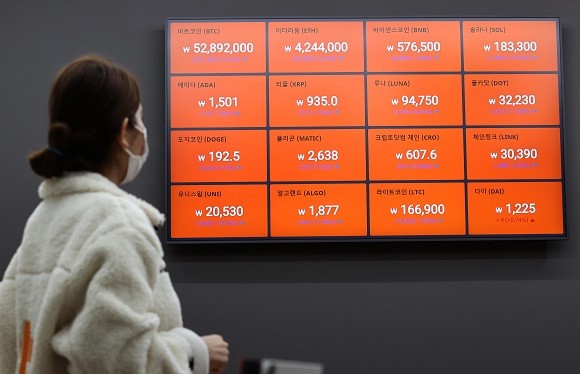 지난 6일, 국내 가상자산 거래소인 서울 빗썸 강남센터 시세 현황판에 비트코인 등 가상화폐 가격이 표시되고 있다. ⓒ 연합뉴스