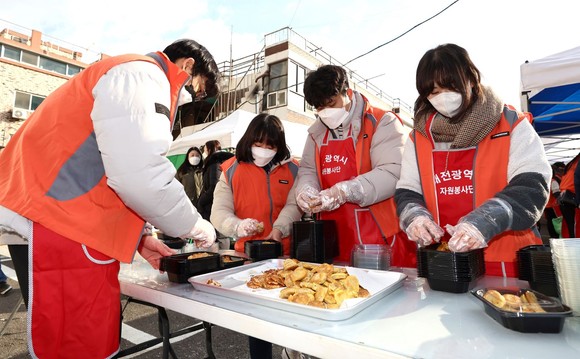 한국타이어 신입사원인 프로액티브 리더 100여명은 대전 소재 행복한집 무료급식소에서 5가지 밑반찬을 직접 조리했다. ⓒ 한국타이어