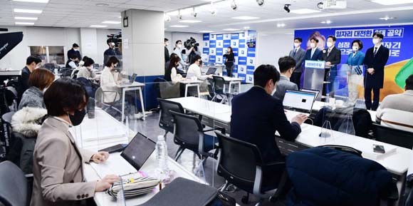 이 후보는 18일 민주당사에서 일자리 대전환 6대 정책공약을 발표하고 기업과 지역이 주도해 일자리를 창출해야 한다고 했다. ⓒ 연합뉴스