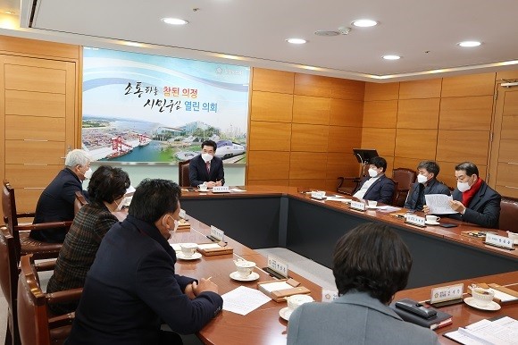 포항시의회는 26일 포스코그룹 지주회사 전환과 관련해 긴급간담회 모습.ⓒ포항시의회