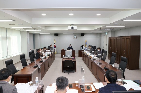 포항시의회 운영위원회 2022년도 의회사무국 업무보고 모습. ⓒ 포항시의회