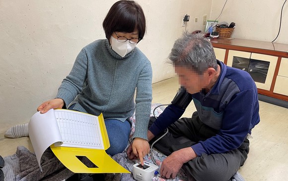 2월 음암면 대상 어르신 댁을 찾아 자동 혈압 측정기기를 무료 전달하는 모습. ⓒ 서산시