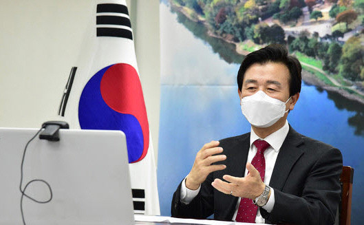 조규일 시장이 화면을 보면서 회의에 참여하고 있어요. ⓒ 진주시