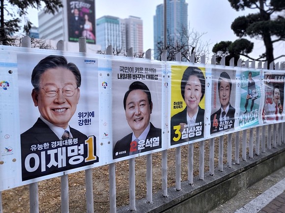 서울 영등포구 여의도동에 제20대 대선후보들의 선거 포스터가 붙어 있는 모습. = 이수영 기자