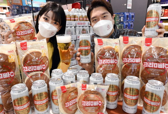 홈플러스가 종합식품기업 'SPC삼립'과 수제맥주 전문기업 '플래티넘크래프트맥주'가 협업해 선보인 '크림삐어'를 전국 홈플러스 대형마트와 슈퍼마켓 홈플러스 익스프레스에서 판매한다. © 홈플러스