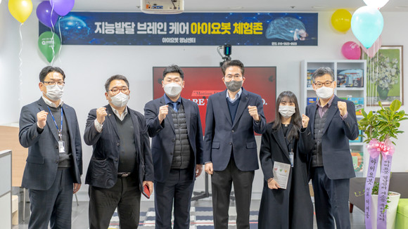 포스웰과 아이요봇 관계자들이 지난 5일 지능발달 브레인케어 체험존에서 단체 사진을 찍고 있다. ⓒ 프라임경제