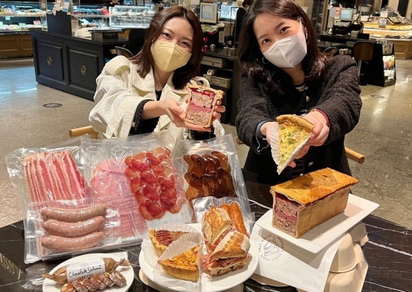 갤러리아백화점은 명품관 고메이494 '소금집 파이샵' 매장에서 가공육을 활용한 베이커리 제품들을 선보인다. © 갤러리아