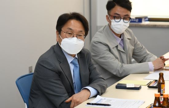 강기정 광주광역시장 예비후보가 5일 광주창조경제혁신센터를 방문, 창업 생태계 활성화 방안을 논의하고 있다. ⓒ 강기정 예비후보 선대본부