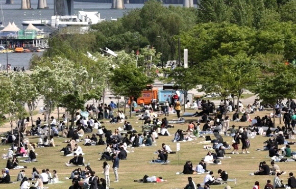 서울 여의도 한강공원에서 시민들이 봄을 즐기고 있다. ⓒ 연합뉴스