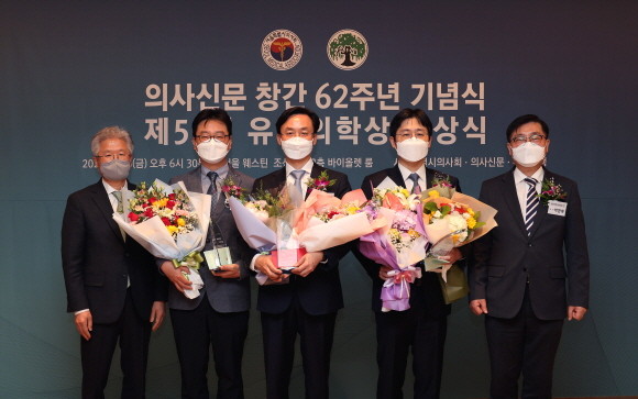 유한양행과 서울특별시의사회는 지난 15일 저녁 소공동 조선호텔 바이올렛룸에서 제55회 유한의학상 시상식을 개최했다. © 유한양행