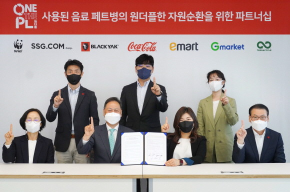 페트병 재활용 '원더플 캠페인' 추진 업무협약 기념 사진 촬영 (왼쪽부터 홍윤희 세계자연기금 한국본부 사무총장, 염성식 SSG닷컴 ESG 담당, 강태선 (주)비와이엔 블랙야크 회장, 서민석 지마켓글로벌 커뮤니케이션 부문장, 최수정 한국 코카-콜라 대표, 이유정 테라사이클 한국 총괄 팀장, 형태준 이마트 지속가능혁신센터장). © SSG닷컴