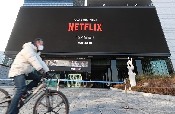 SK브로드밴드에 망 사용료를 내지 않고 국내 사업을 이어온 넷플릭스는 지난해 국내에서 171억원의 영업이익을 가져갔다. ⓒ 연합뉴스