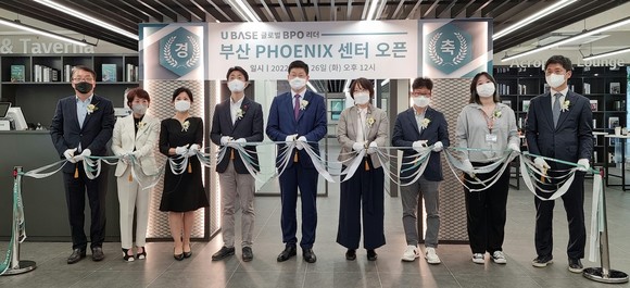 송기홍 유베이스 대표와 부산시 주요 관계자들이 피닉스 센터에서 컨택센터 오픈기념행사에 참석해 기념사진을 찍고 있다. ⓒ 유베이스