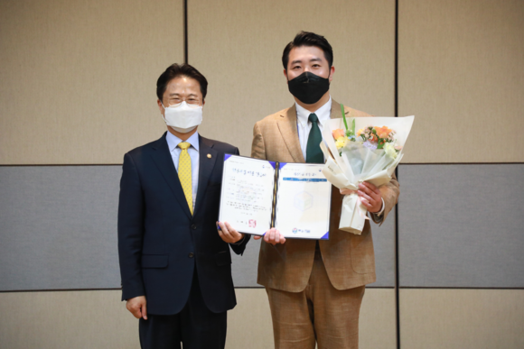 김정우 조달청장과 정석순 더바이오 대표가 2022년도 혁신시제품 승인 기념사진을 찍고 있다. ⓒ 더바이오