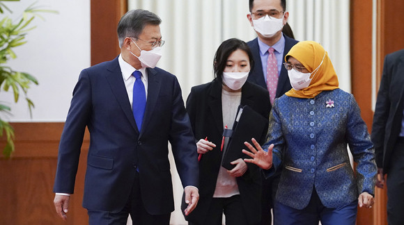 문재인 대통령은 9일 윤석열 당선인 대통령 취임식 참석차 방문한 할리마 야콥 싱가포르 대통령과 면담을 가졌다. ⓒ 청와대