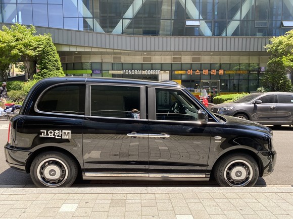 TX5는 런던의 상징물이자 런던 택시로 유명한 블랙캡 차량이다. ⓒ 코액터스