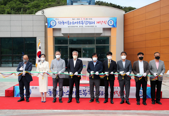 하동군이 이화 스마트 복합쉼터 개장식을 하고 있다. ⓒ 하동군