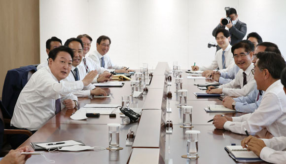 윤 대통령은 수보회의에서 "코로나19 추경을 조기 집행해 자영업자와 소상공인들이 빨리 회생할 수 있도록 도우라"고 지시했다. ⓒ 연합뉴스