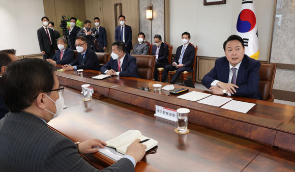 윤 대통령은 11일 수보회의에 앞서 "앞으로 카메라 찍을 일 없다"며 수보회의를 요식절차에 따라 한다는 것이 비효율 적이라고 했다. ⓒ 연합뉴스