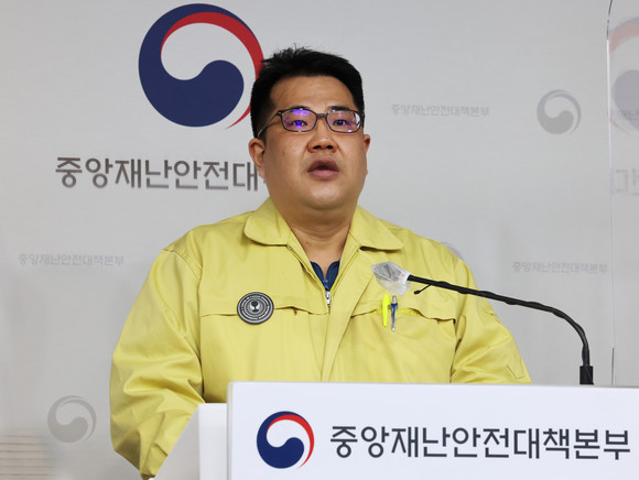 11일 손영래 보건복지부 중앙사고수습본부 사회전략반장이 중앙재난안전대책본부 정례브리핑에서 발언하고 있다. ⓒ 연합뉴스