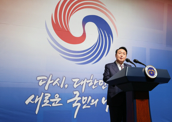 윤석열 대통령이 지난 11일 오후 서울 중구 롯데호텔에서 열린 재외동포 초청 리셉션에서 인사말을 하고 있다. ⓒ 연합뉴스
