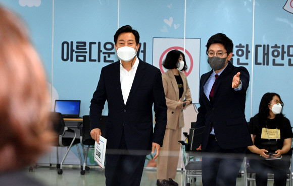 오세훈 서울시장이 12일 오전 서울 종로구 서울시선거관리위원회에서 오는 1일 치러지는 제8회 전국동시지방선거 후보자 등록을 위해 대회의실로 들어서고 있다. ⓒ 연합뉴스