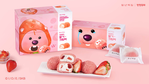 청년떡집이 아이코닉스와 협업해 출시한 '잔망루피 딸기크림떡' 2종. ⓒ 청년떡집