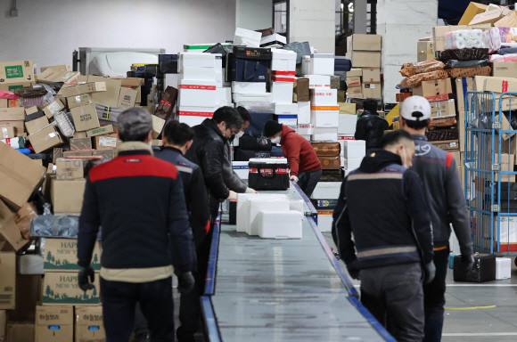 유통업계에 따르면 롯데온과 BGF리테일 등은 최근 새벽배송 사업을 접고 오프라인 매장 물류 거점을 활용한 퀵커머스 서비스 확대에 나섰다. ⓒ 연합뉴스