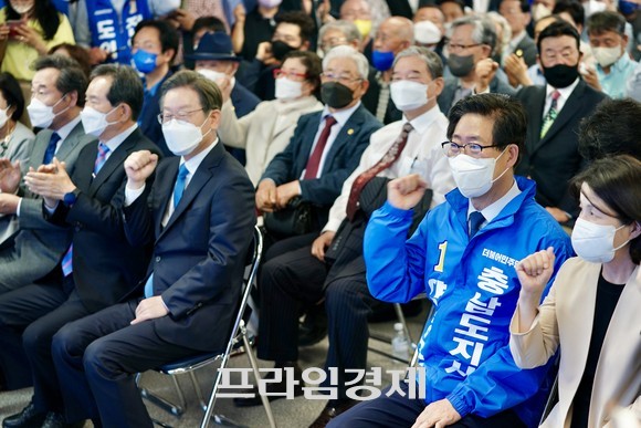양승조 충남도지사 후보가 선거사무소 개소식에서 참석자들과 함께 지방선거 단합과 결의를 외치고 있다. ⓒ 프라임경제