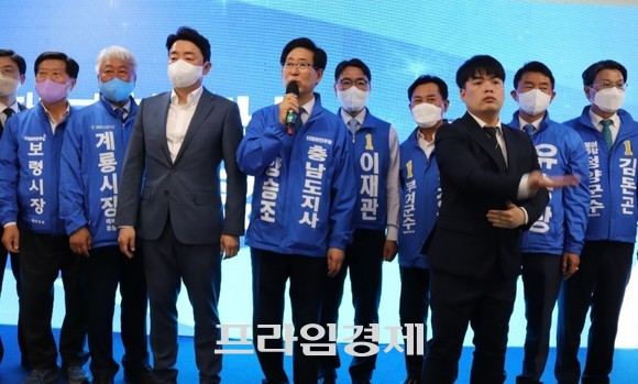 양승조 충남지사 후보가 12일 충남 천안 선거사무소 개소식에서 미래 100년을 이끌어갈 한 사람이 자신이라고 외치고 있다. ⓒ 프라임경제