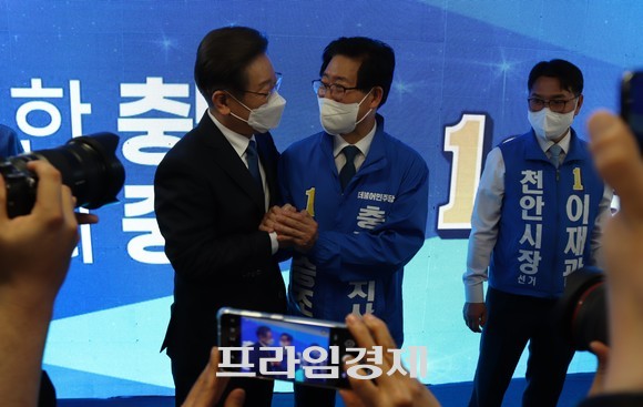 이재명 더불어민주당 총괄선대위원장은 12일 양승조 충남도지사 후보 개소식에서 적극적인 지지를 하고 있다. ⓒ 프라임경제