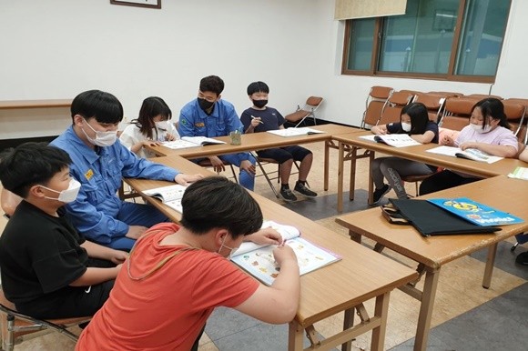 광양제철소 좋은친구들 재능봉사단이 지역 학생들에게 학습도우미를 하고 있다. ⓒ 광양제철소
