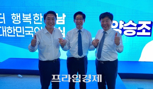 양승조 충남도지사 후보는 지난 12일 캠프에서 박수현 전 청와대 국민소통수석과 황명선 전 논산시장이 기념촬영을 하고 있다. ⓒ 프라임경제