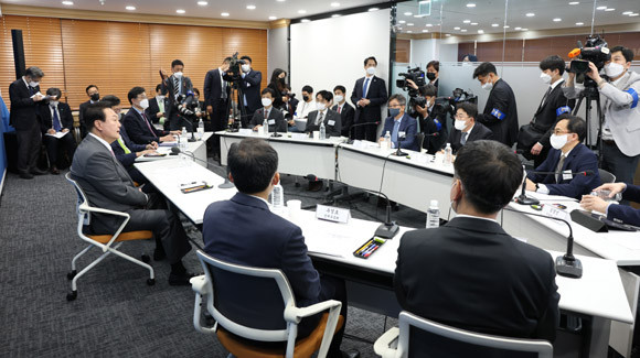 거시금융상황점검회의에서 글로벌 경제 상황이 불안한 핵심을 인플레이션과 통화 정책을 꼽았다. ⓒ 연합뉴스