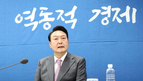 윤석열 대통령은 우리나라의 경제 상황을 면밀하게 검토하기 위해 거시금융상황점검회의에 참석했다. ⓒ 연합뉴스