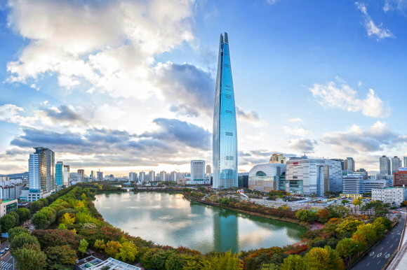 대한민국 랜드마크를 넘어 전 세계에서 사랑받는 '롯데월드타워'는 창업주 신격호 명예회장의 꿈이자 숙원사업으로, '세계 최고의 것이 있어야 외국 관광객들을 한국으로 유치할 수 있다'는 의지로 탄생했다. © 롯데건설
