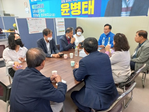 더불어민주당 윤병태 나주시장 후보가 지역 상공인들과 간담회를 갖고 있다. ⓒ 윤병태 캠프