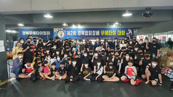지난 14일 제2회 경북협회장배 무에타이대회에 참가한 선수들이 단체 기념촬영을 하고 있다.=권영대 기자