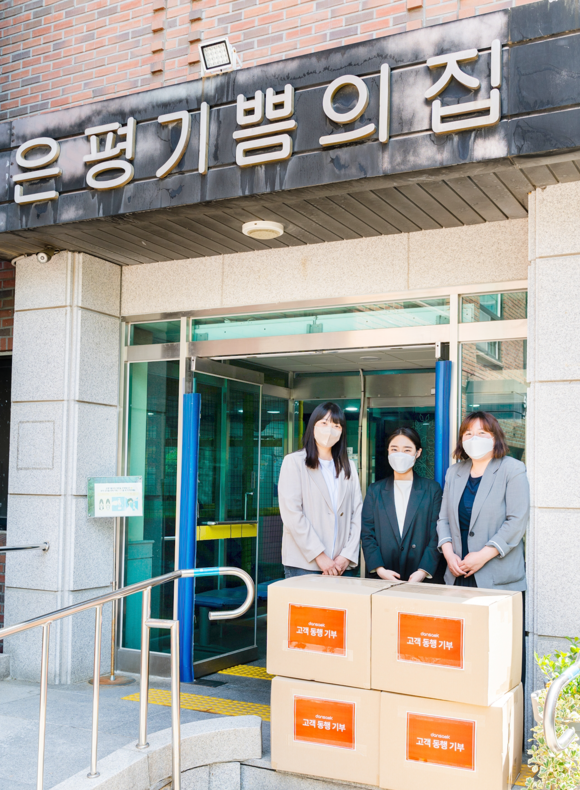 지난 11일 단색이 700만원 상당의 컴포트에어(논샘팬티)와 여아 속옷을 은평기쁨의집에 기부했다. ⓒ 단색